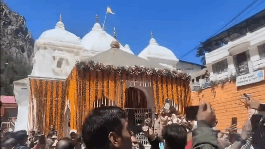 उत्तराखंड में गंगोत्री और यमुनोत्री धाम के कपाट खुल गए हैं। इसके साथ ही चारधाम यात्रा शुरू हो गई है।